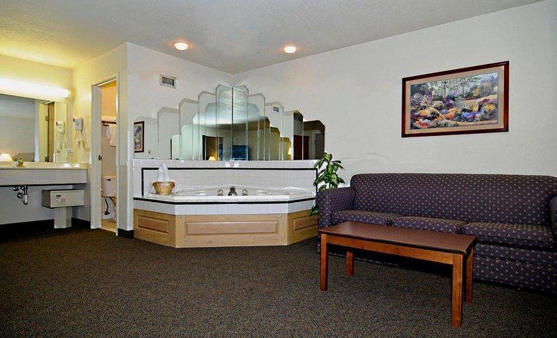 Best Western Fostoria Inn And Suites Room photo